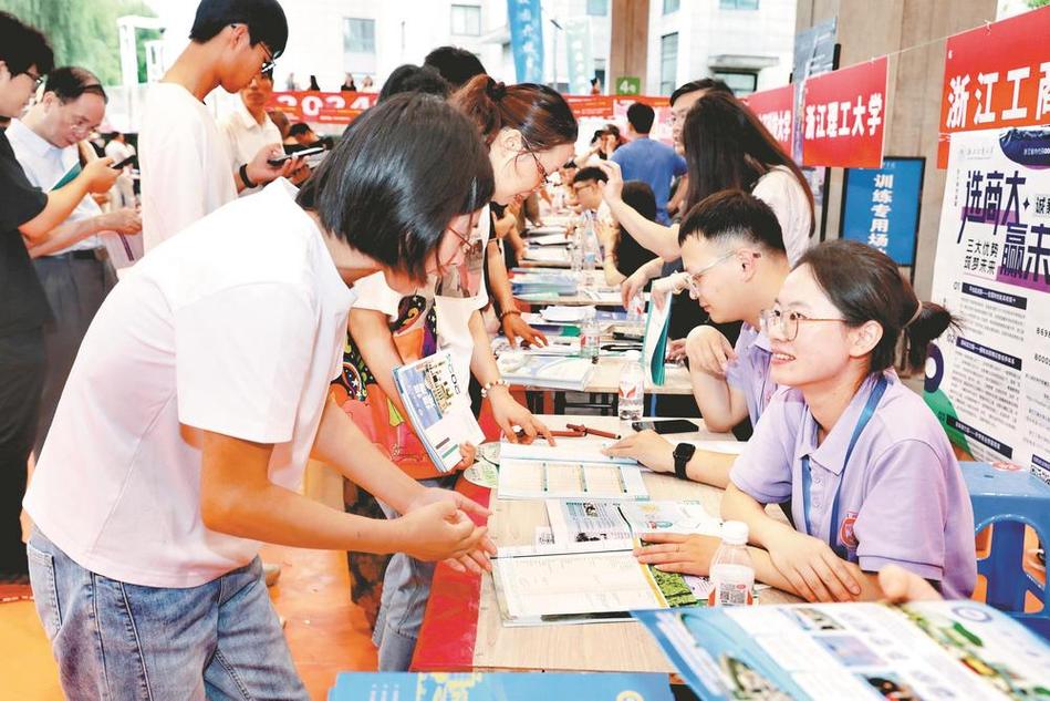 大学校园专业分流咨询会现场场景