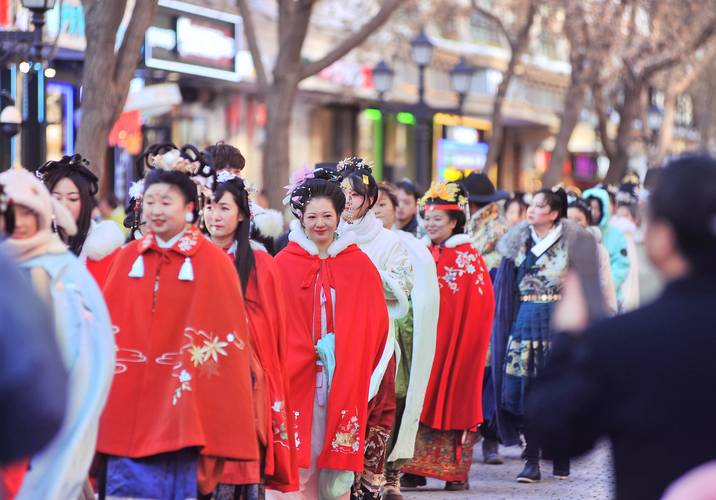城市商圈穿汉服出行的年轻消费者