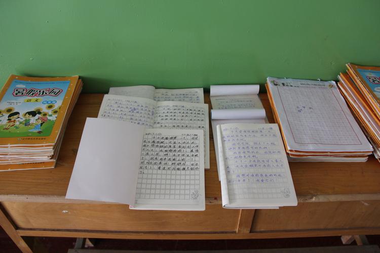 乡村小学教室学生用废旧作业本反面写字