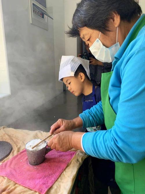 奶奶厨房老人孩子一起做的手工面食成品展示