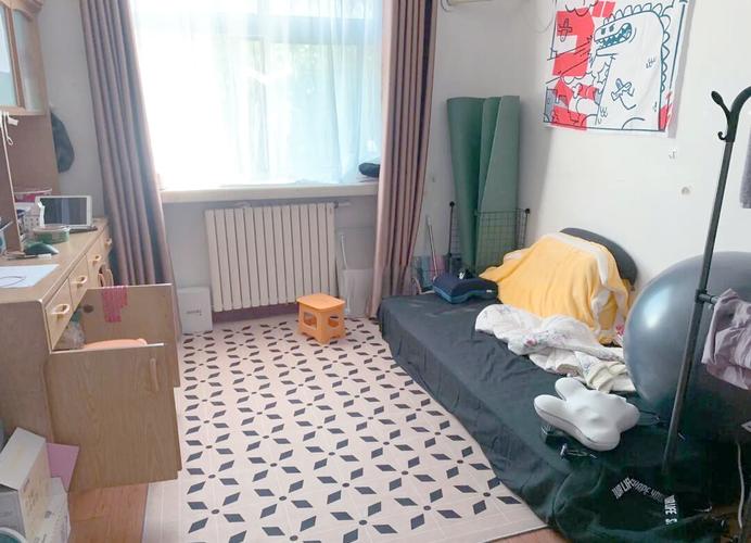 出租屋临时改造铺了地毯的进门角落