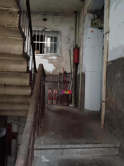 亲子摔门后居民楼走廊场景
