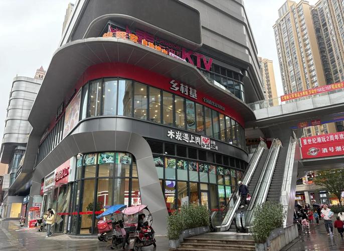 县城核心商业街连锁品牌门店实景
