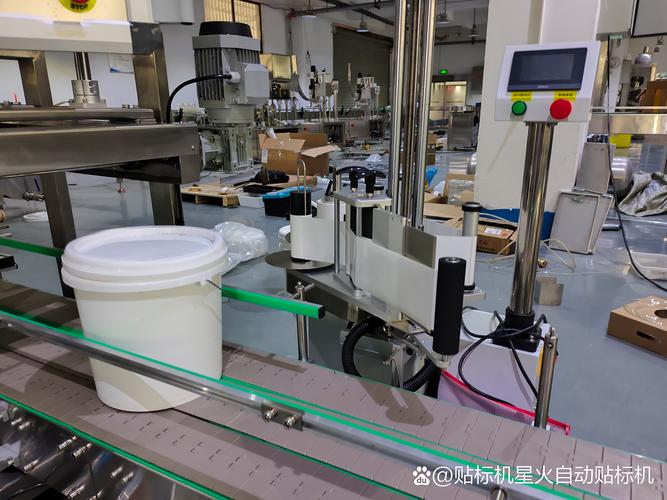 工厂流水线不同类型贴标机现场作业图