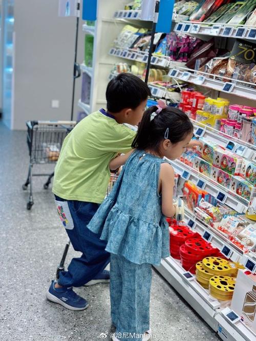 父子在家玩过家家游戏 假装超市购物 轻松搞笑瞬间