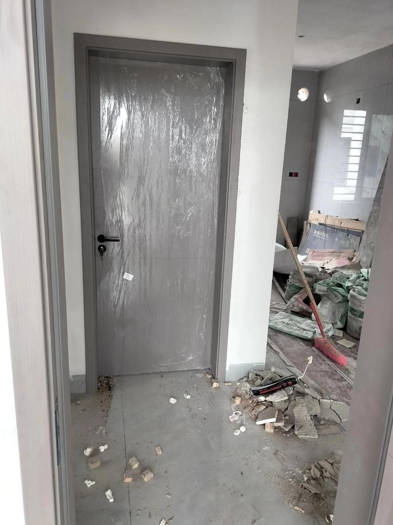 无框门预埋框架施工现场木工阶段