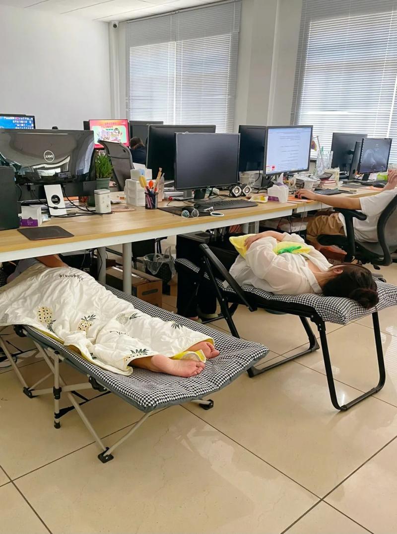 办公室工位碎片化休息日常场景图
