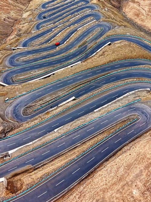 独库公路自驾游盘龙山路航拍全景