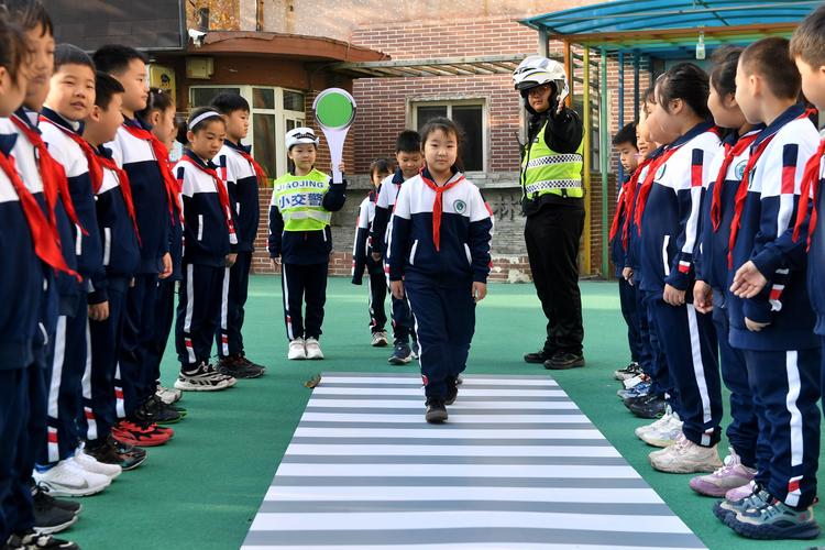 小学新课标交通安全模拟路口实践活动现场