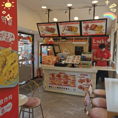 超市收银台炸鸡促销区亲子场景
