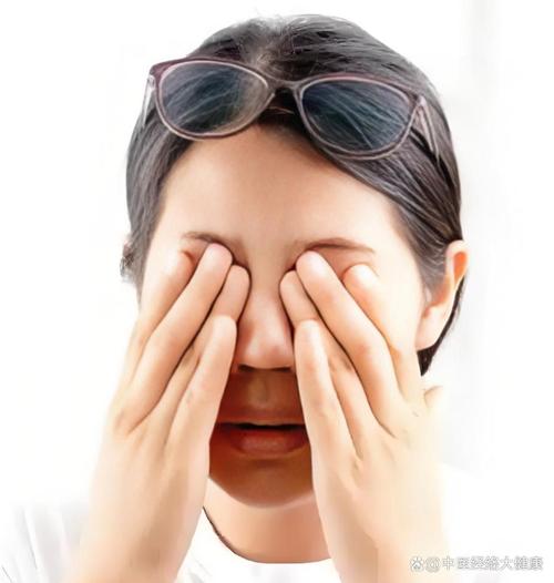 手掌搓热轻覆在眼皮上的眼部放松动作实拍图