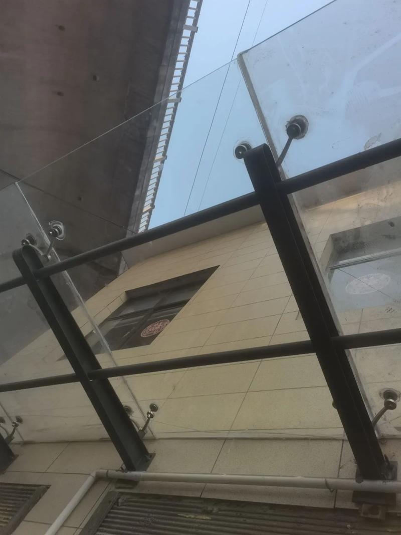 阳台夹胶玻璃栏杆不锈钢驳接爪安装实景