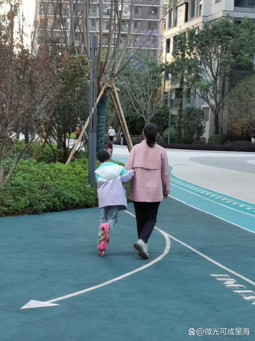 小区步道上小孩扶术后妈妈走路的侧影