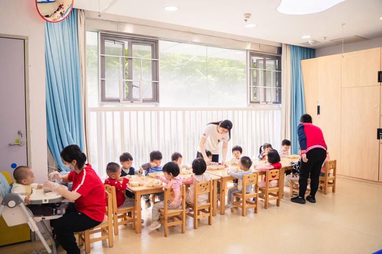 家长参观普惠幼儿园感受环境
