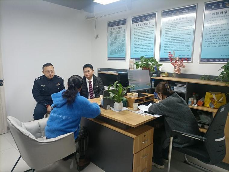 律师在公安局门口与焦急家属沟通的紧张场面