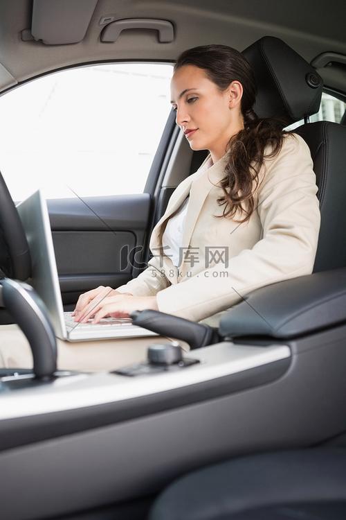 工业企业职场妈妈开车通勤听妈妈播客