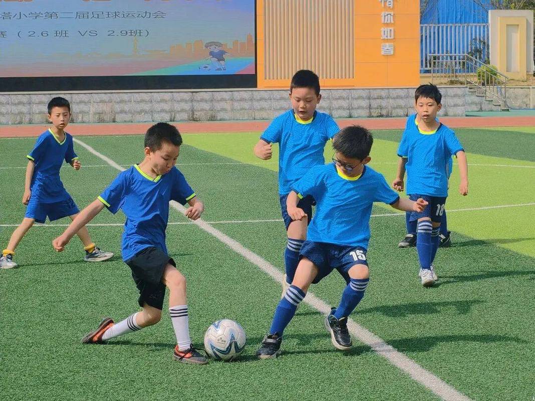 校园足球体育老师在指导小学生射门