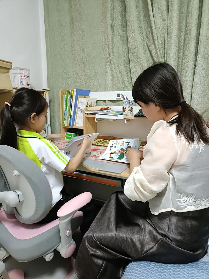 家长与孩子在书桌前共同筛选教辅书籍
