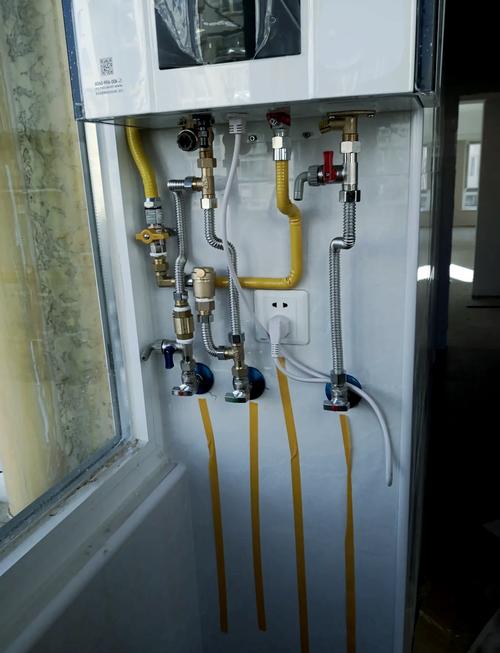 燃气热水器冷热水管接口安装细节实拍