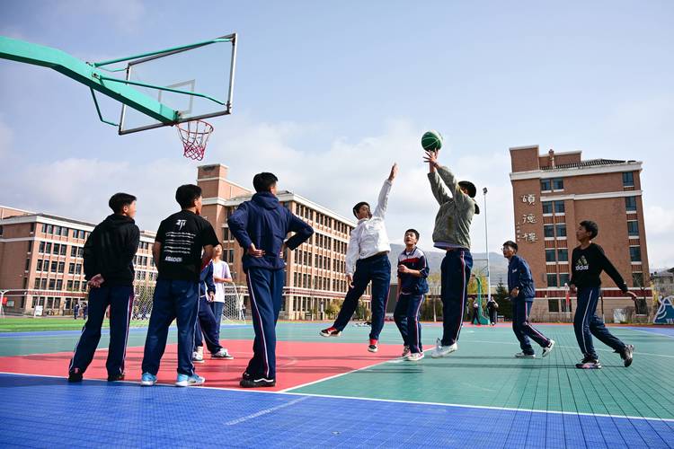 中学教学楼转角师生捡球场景