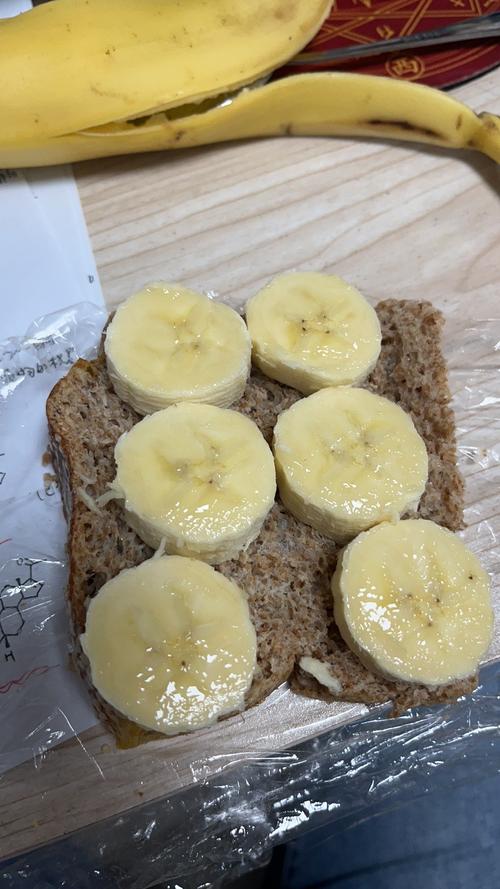 运动前轻食香蕉全麦面包搭配