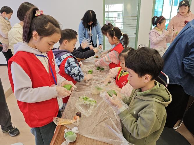 小学生清明节做青团手工活动现场图