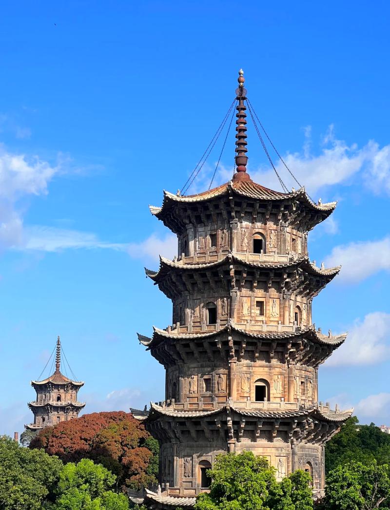 开元寺双塔仰拍