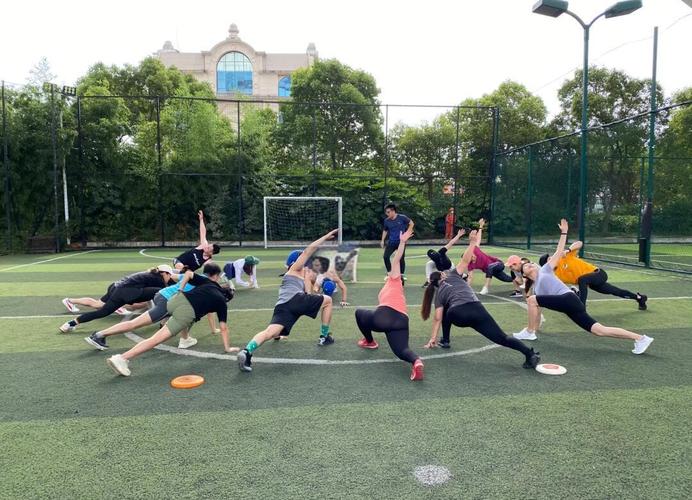 飞盘休闲活动新手入门热身动作示意图