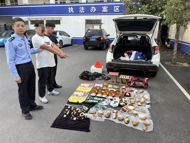 文物犯罪团伙指认赃物的警方公开现场图