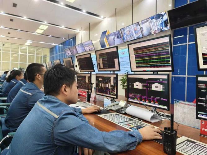 工程师在化工厂控制室排查工业网络安全威胁