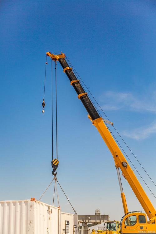 建筑工地物料提升机高空吊运特写