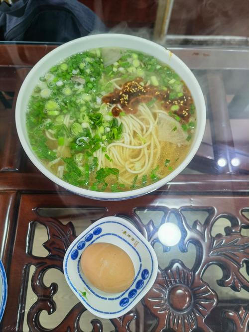 兰州清晨老巷拉面馆摔打案板场景