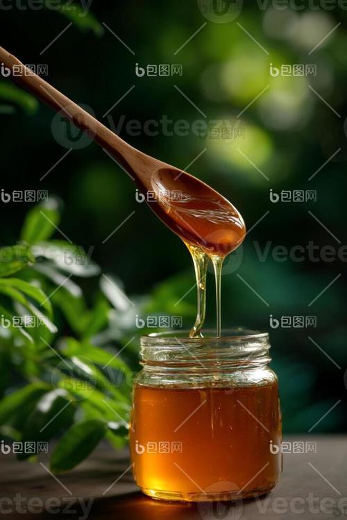 木勺舀起金黄蜂蜜滴落的慢镜头
