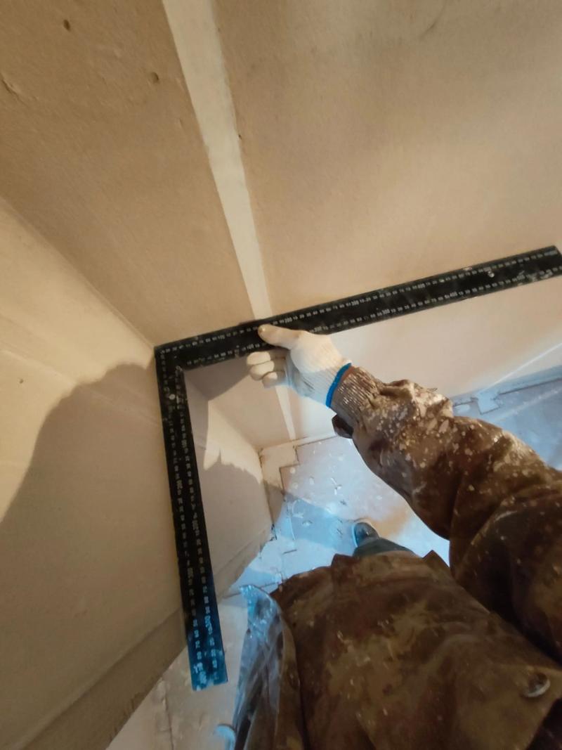 壁纸施工师傅处理阴阳角特写镜头