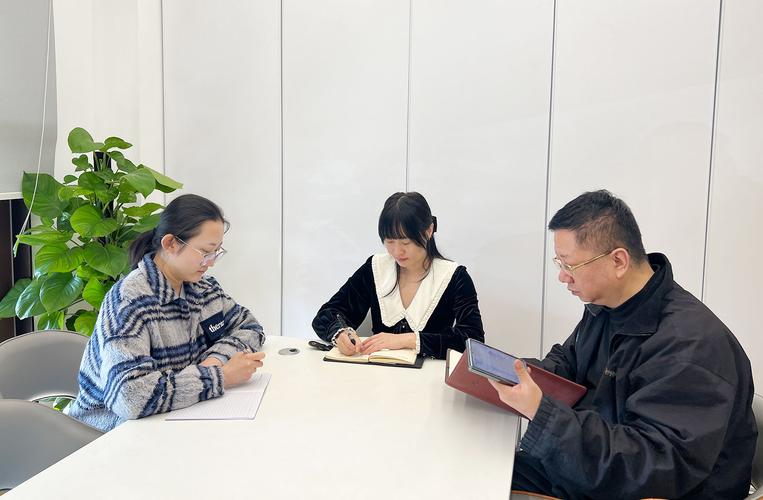 三人合伙协商开有限责任公司场景