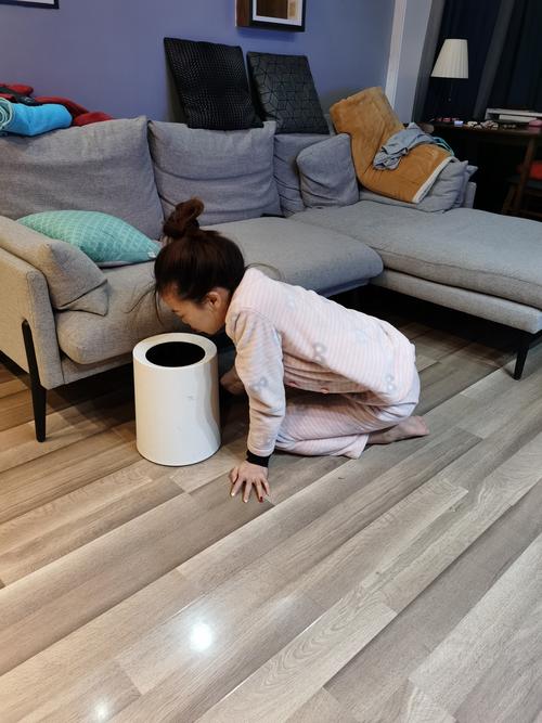 新手妈妈深夜客厅坐地板抱水杯场景