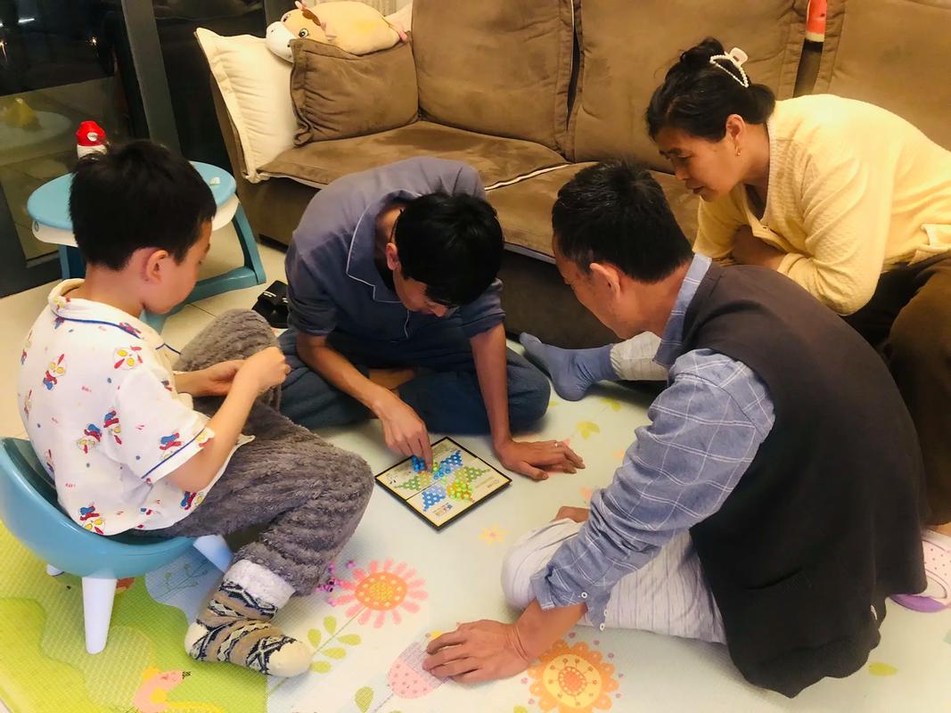 亲子围坐茶几玩表达游戏场景