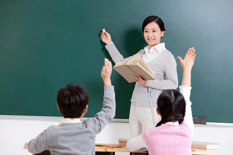 小学语文课堂学生踊跃举手回答 教师微笑倾听