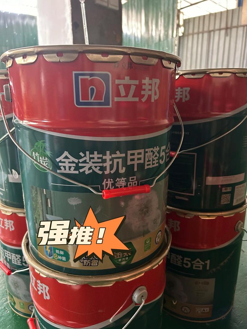 装修师傅对比不同品牌抗甲醛乳胶漆