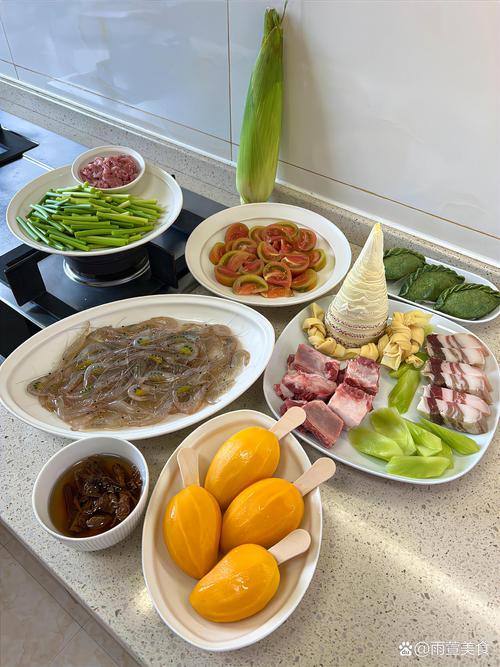厨房炖肉间隙择菜的日常场景