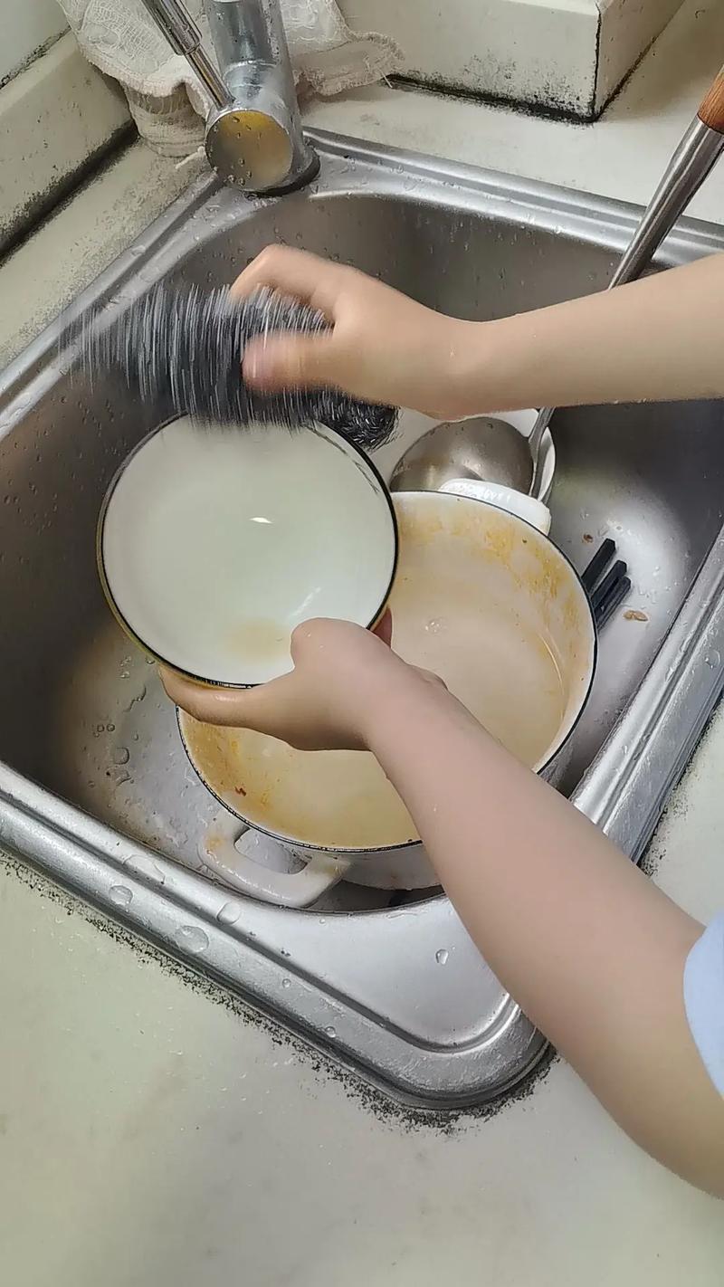 孩子帮忙洗碗打碎碗