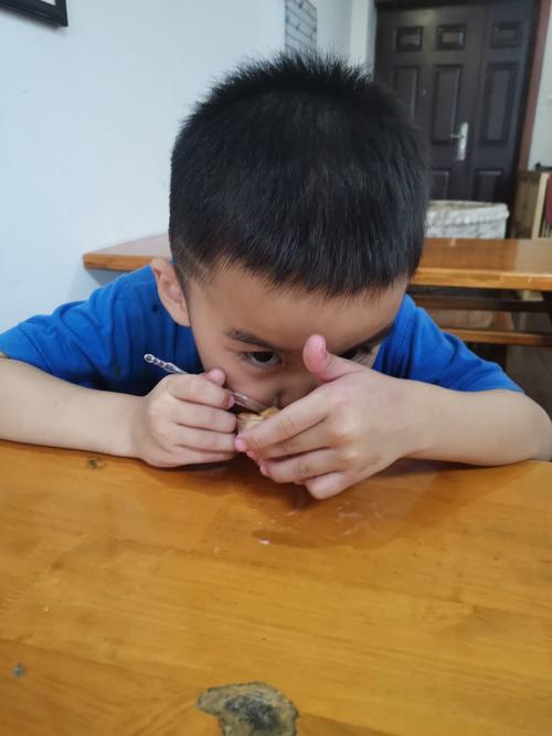 小学低年级孩子掷硬币时皱眉头的真实抓拍