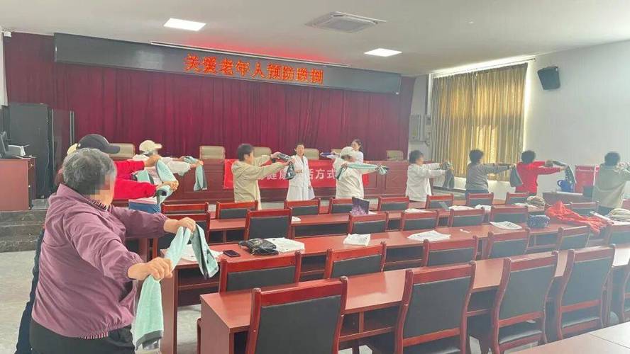 学生团队在社区进行防跌倒装置测试现场