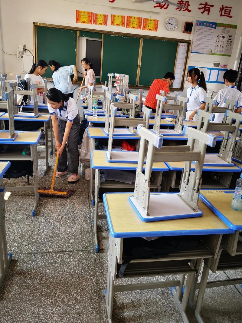 中小学生日常教室值日打扫场景
