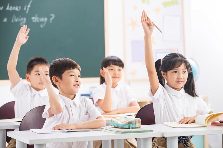 小学语文课堂窗边学生举手场景