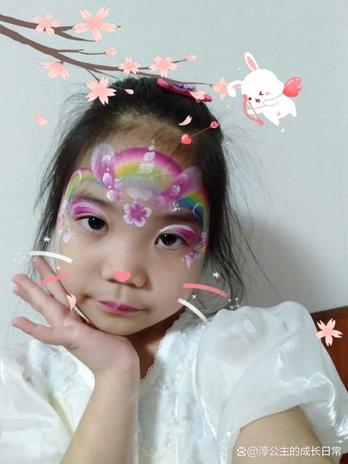 两岁宝宝涂妈妈眼影弄花脸蛋实拍