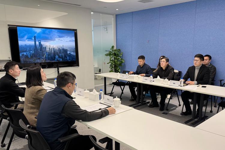 管理者和下属面对面沟通授权边界的会议实拍