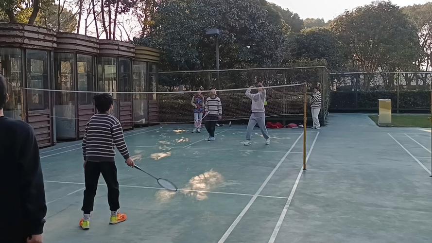 别卷硬核运动了!球类休闲运动才是普通人的解压密码-仁者医
