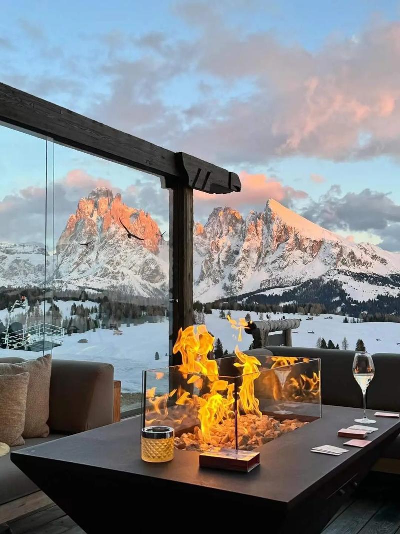 阿尔卑斯山滑雪小镇豪华酒店窗外雪景