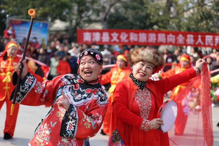 湖北南漳春秋寨景区新春民俗展演现场